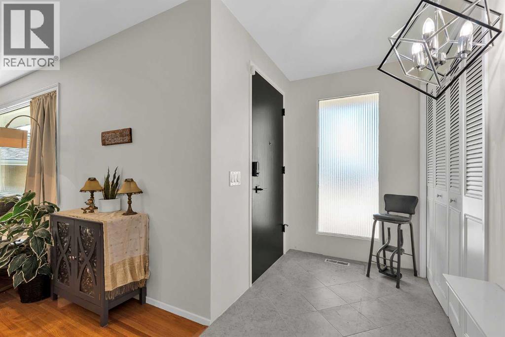 Photo 5 of 7019 Hunterbow Crescent Nw, Calgary AB