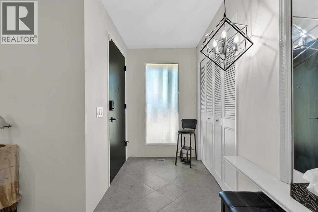 Photo 4 of 7019 Hunterbow Crescent Nw, Calgary AB