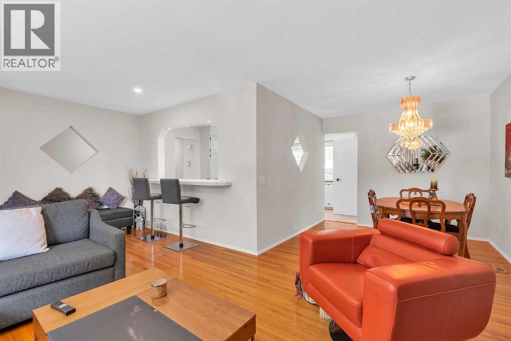 Photo 10 of 7019 Hunterbow Crescent Nw, Calgary AB