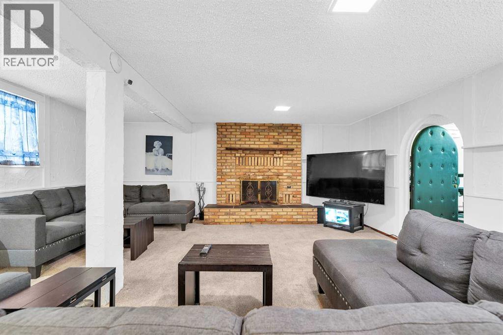 Photo 33 of 7019 Hunterbow Crescent Nw, Calgary AB