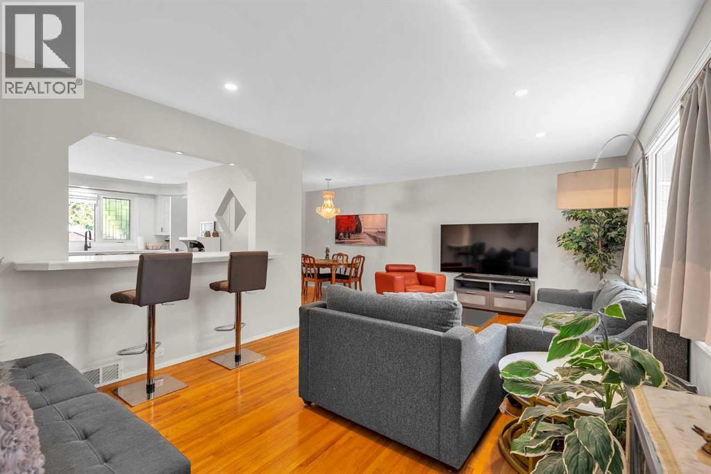 Photo 6 of 7019 Hunterbow Crescent Nw, Calgary AB