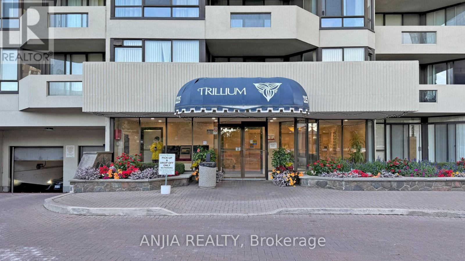 Photo 8 of 512 225 Bamburgh Circle, Toronto ON
