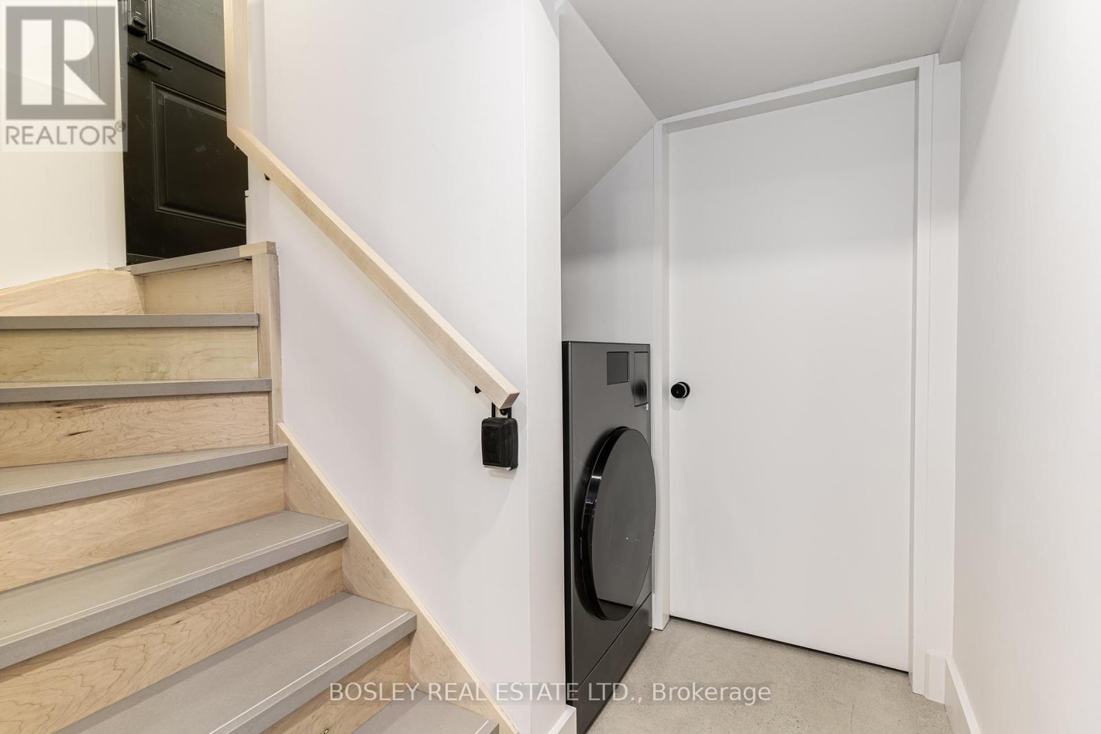 Photo 2 of Lower 47 Linnsmore Crescent, Toronto ON