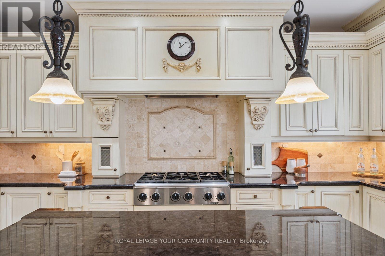 Photo 11 of 22 Theobalds Circle, Richmond Hill ON