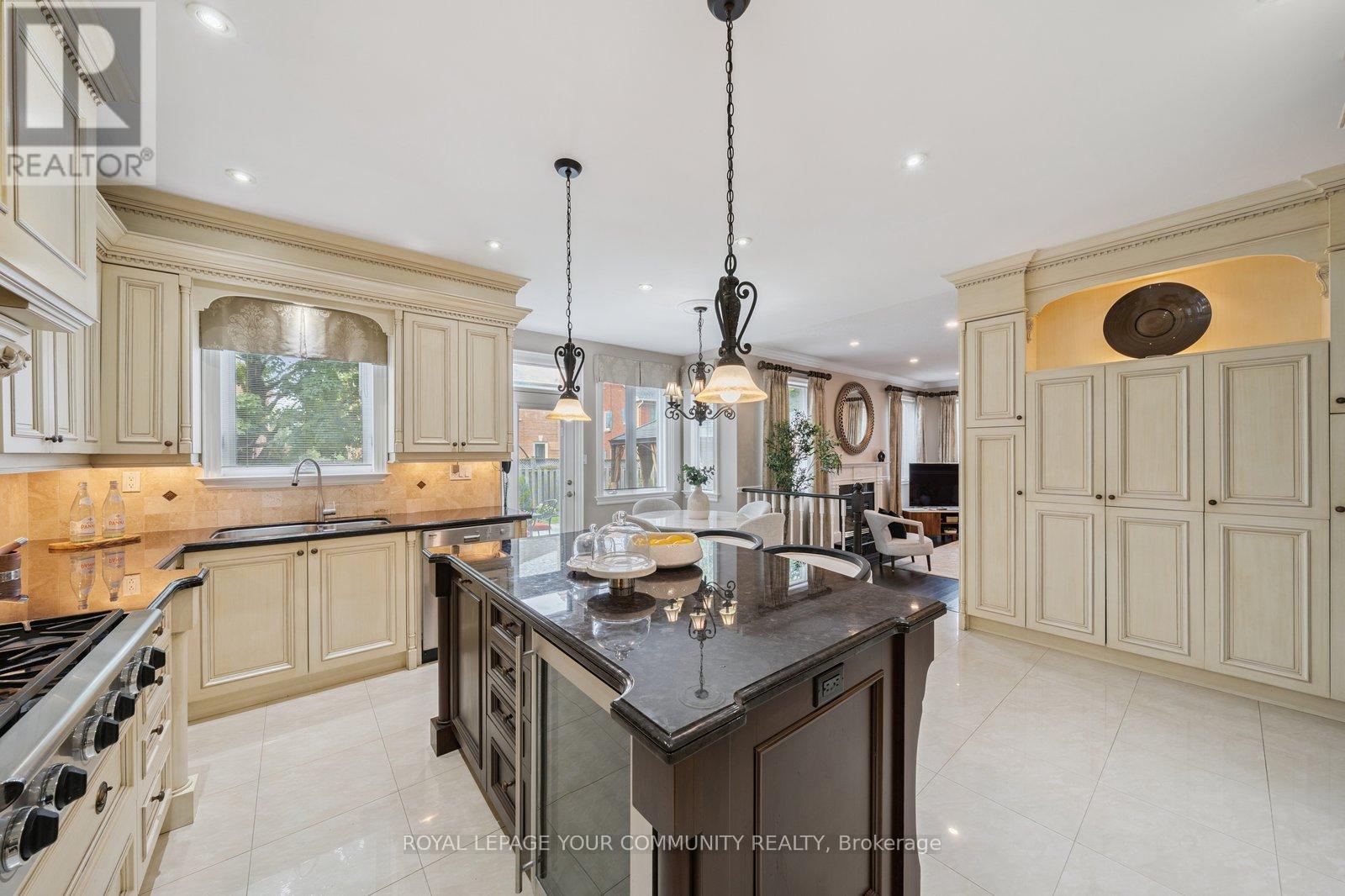 Photo 13 of 22 Theobalds Circle, Richmond Hill ON