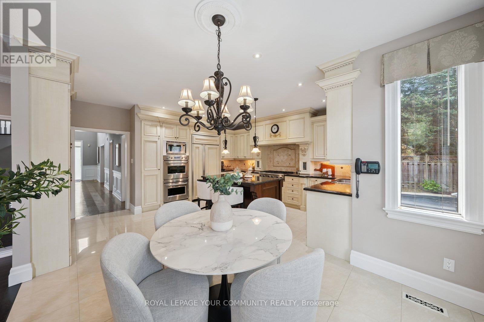 Photo 14 of 22 Theobalds Circle, Richmond Hill ON