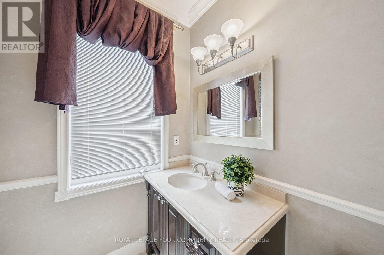 Photo 16 of 22 Theobalds Circle, Richmond Hill ON