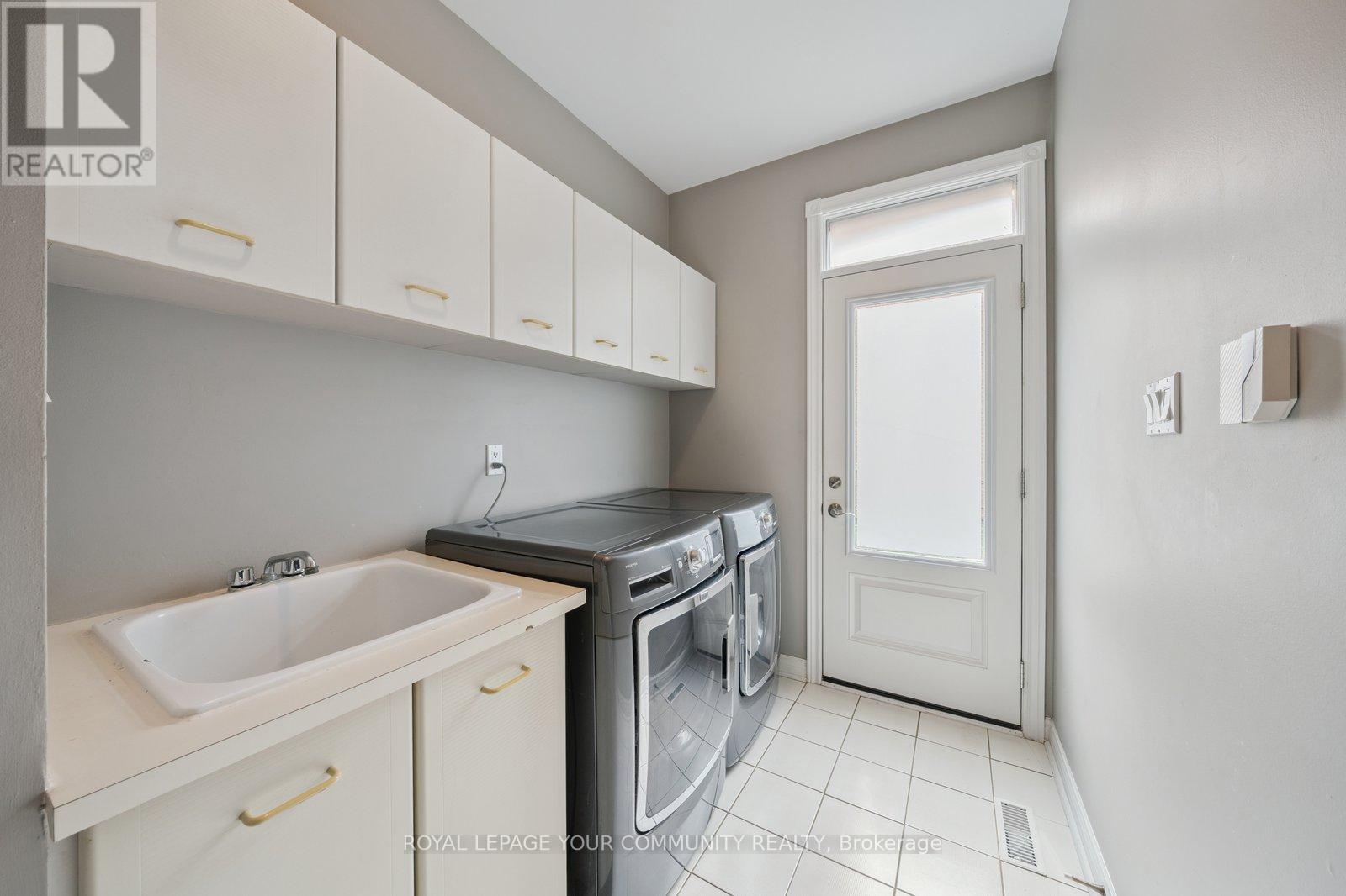 Photo 17 of 22 Theobalds Circle, Richmond Hill ON