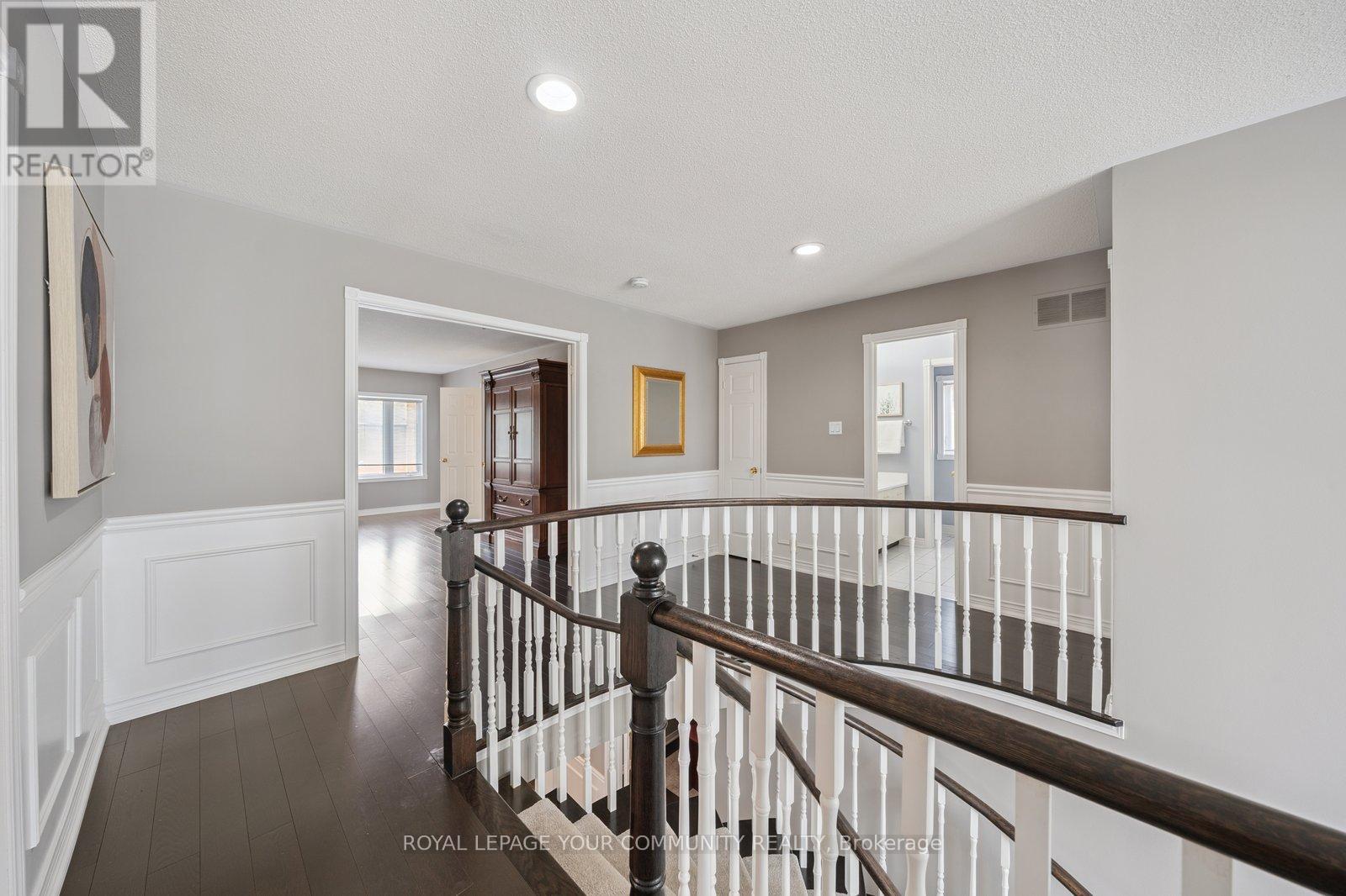 Photo 18 of 22 Theobalds Circle, Richmond Hill ON