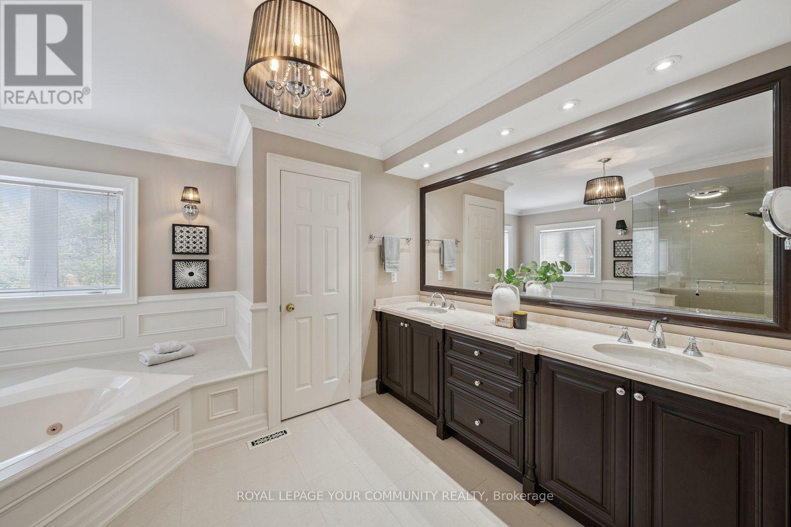 Photo 24 of 22 Theobalds Circle, Richmond Hill ON