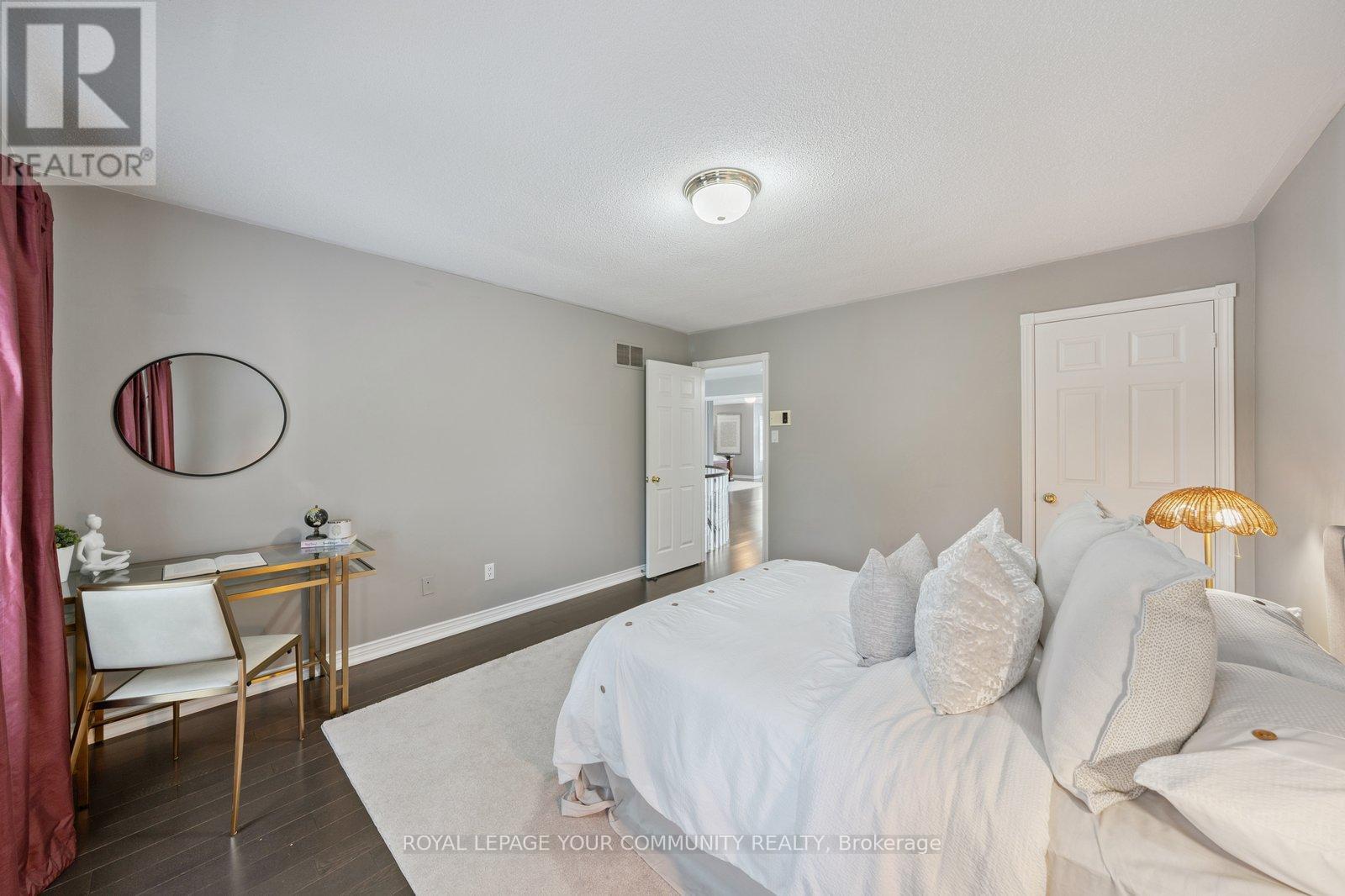 Photo 26 of 22 Theobalds Circle, Richmond Hill ON