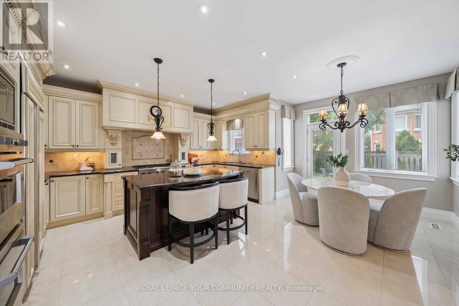 Photo 3 of 22 Theobalds Circle, Richmond Hill ON