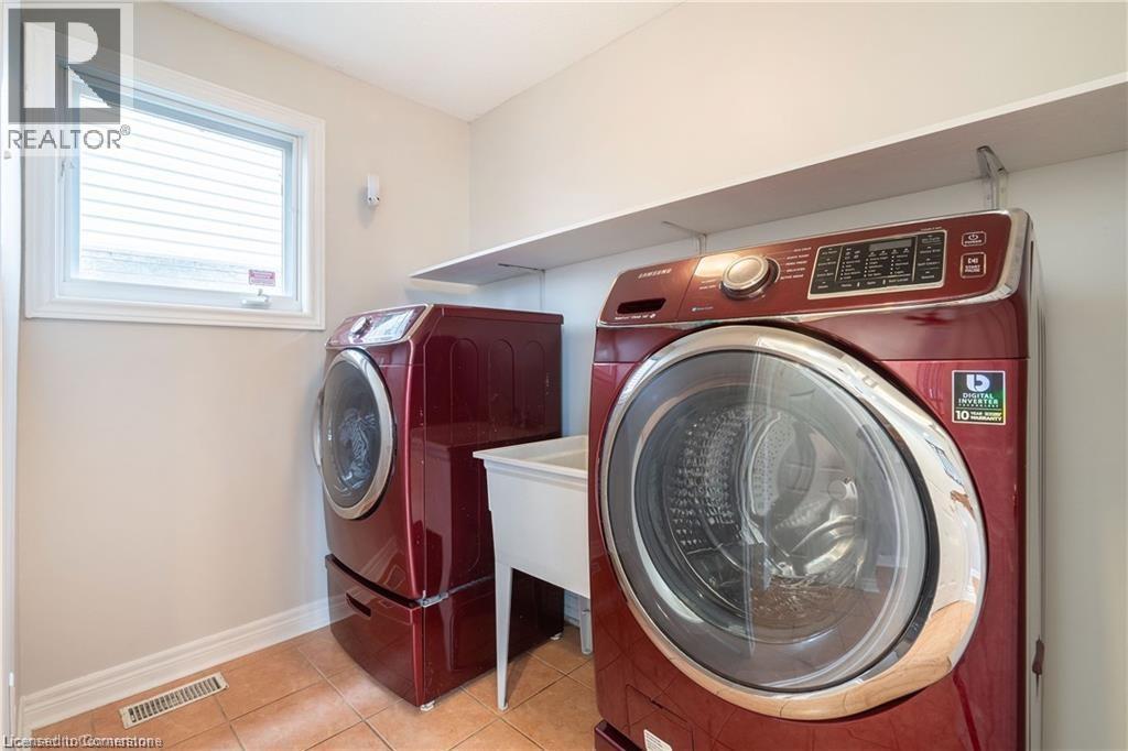 Photo 9 of 1262 Upper Paradise Road, Hamilton ON