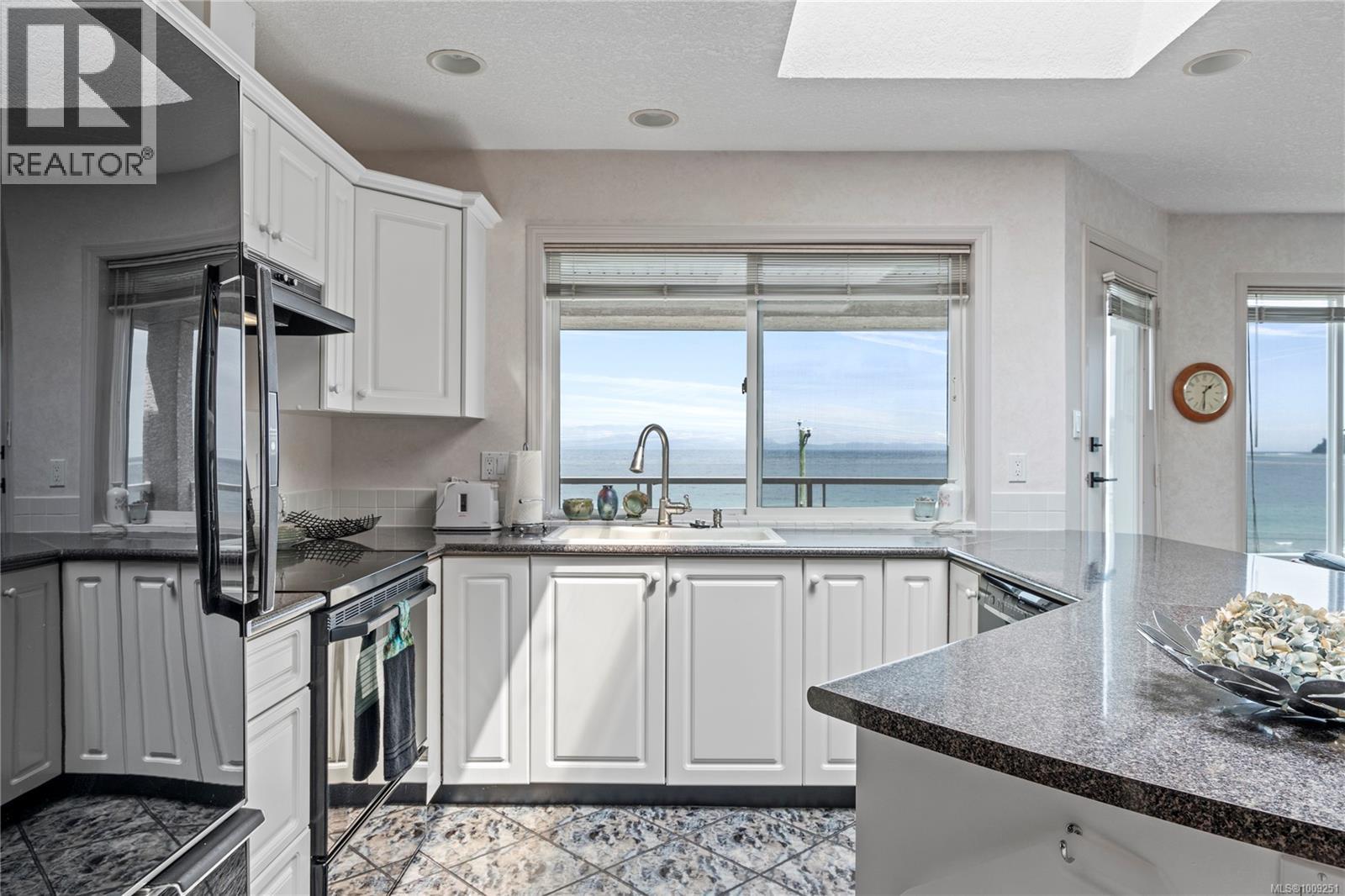 Photo 3 of 301 3156 Island Hwy W, Qualicum Beach BC