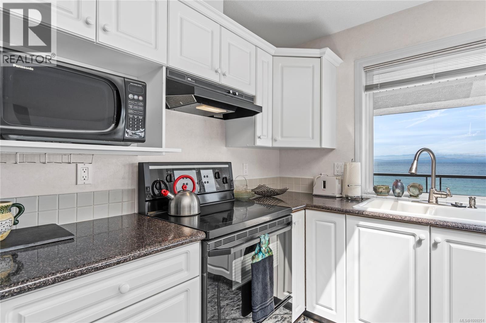 Photo 4 of 301 3156 Island Hwy W, Qualicum Beach BC