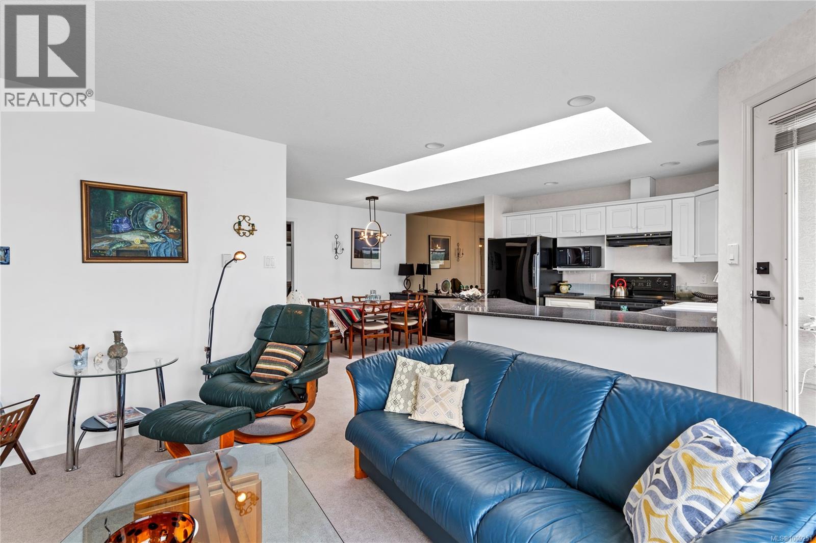 Photo 6 of 301 3156 Island Hwy W, Qualicum Beach BC