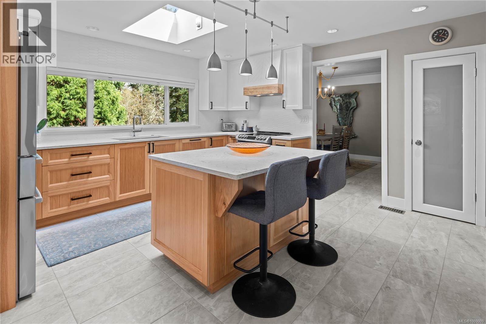 Photo 10 of 2879 Phyllis St, Saanich BC
