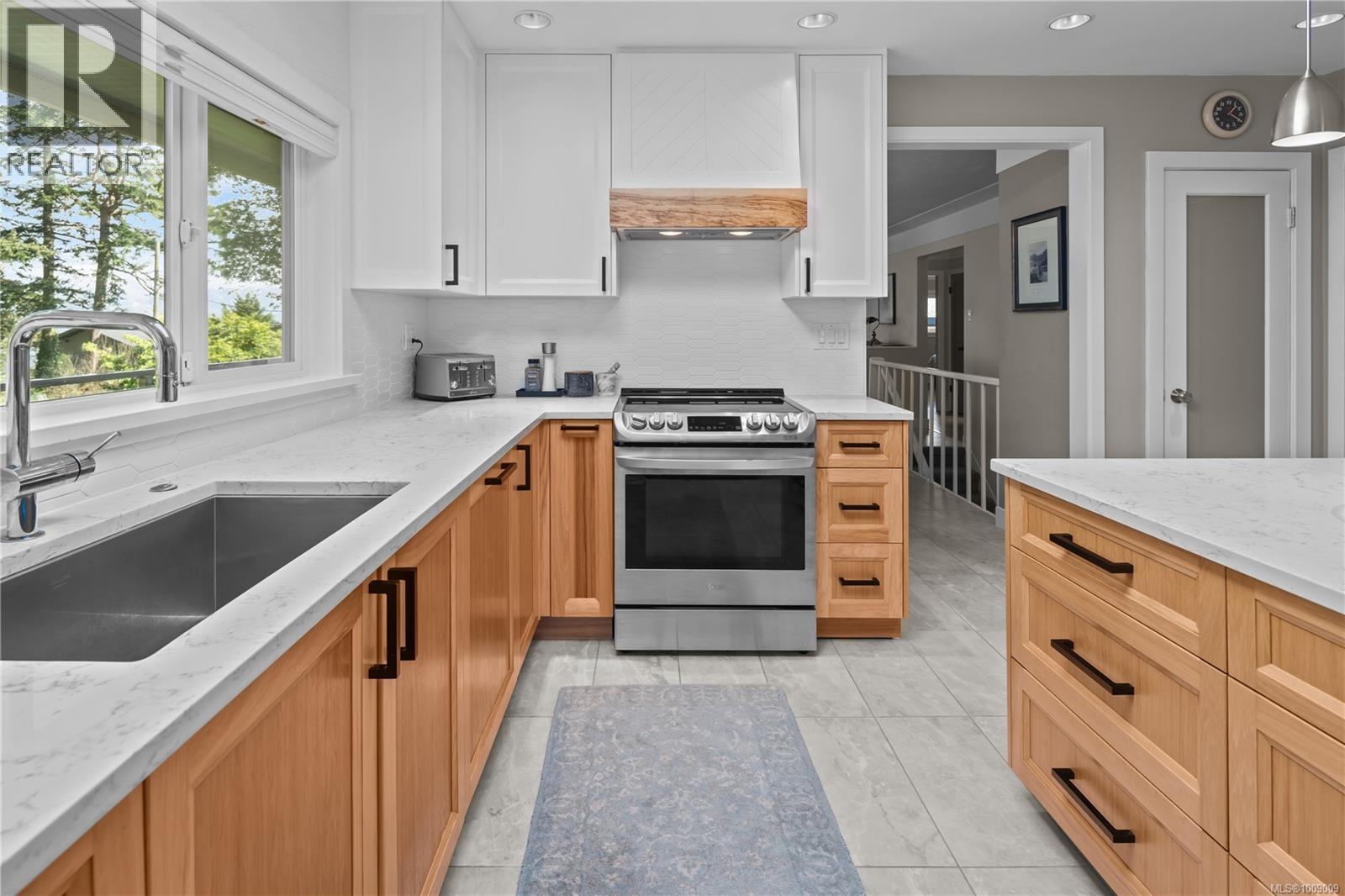 Photo 12 of 2879 Phyllis St, Saanich BC