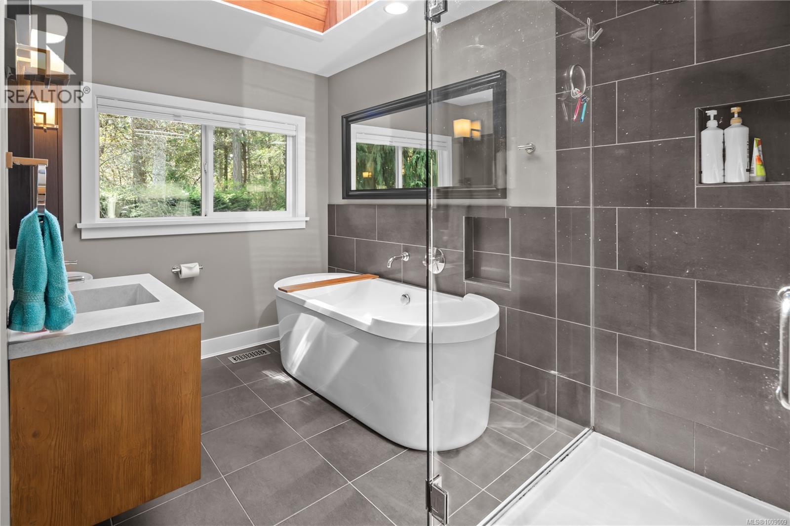 Photo 15 of 2879 Phyllis St, Saanich BC