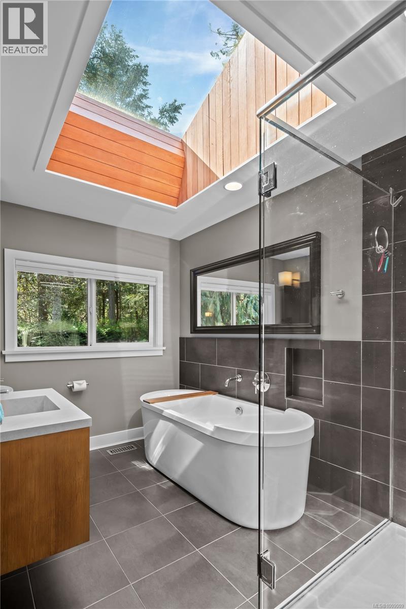 Photo 16 of 2879 Phyllis St, Saanich BC