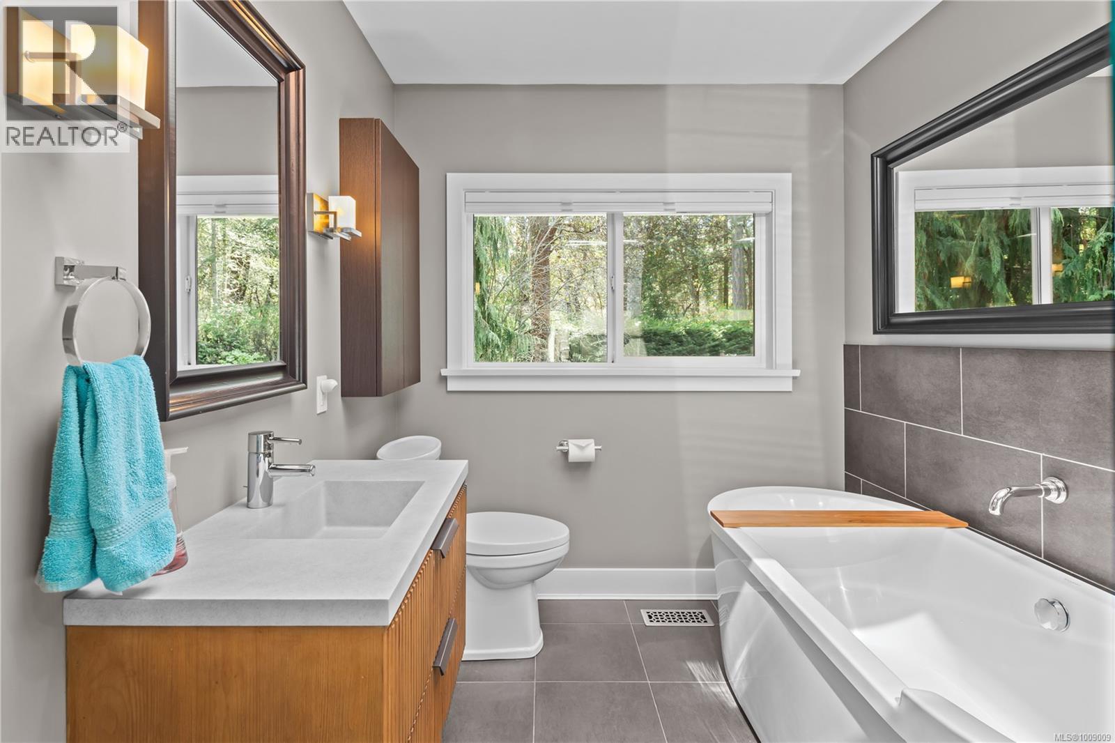 Photo 17 of 2879 Phyllis St, Saanich BC