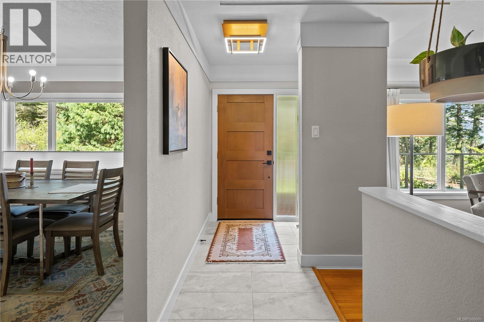 Photo 2 of 2879 Phyllis St, Saanich BC