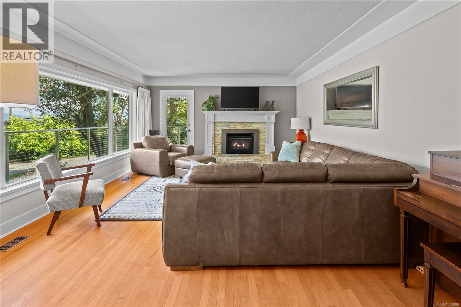 Photo 3 of 2879 Phyllis St, Saanich BC