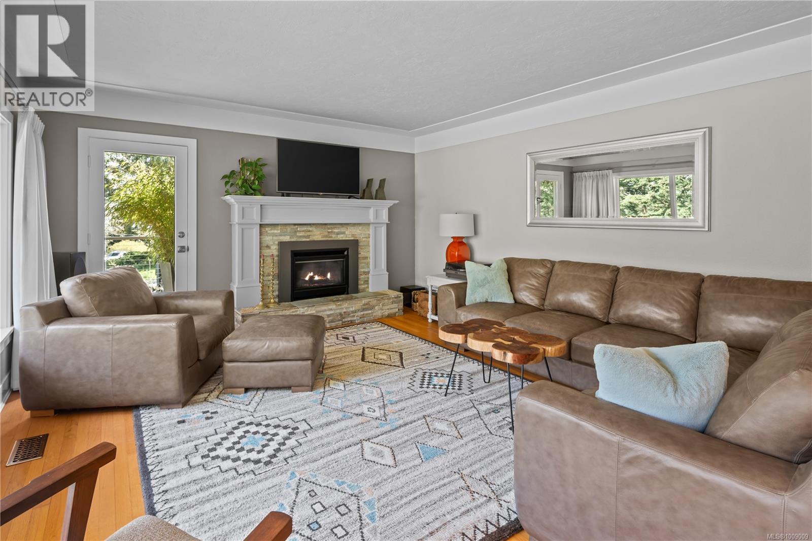 Photo 4 of 2879 Phyllis St, Saanich BC