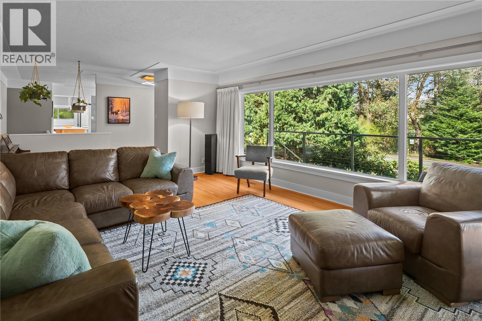 Photo 5 of 2879 Phyllis St, Saanich BC