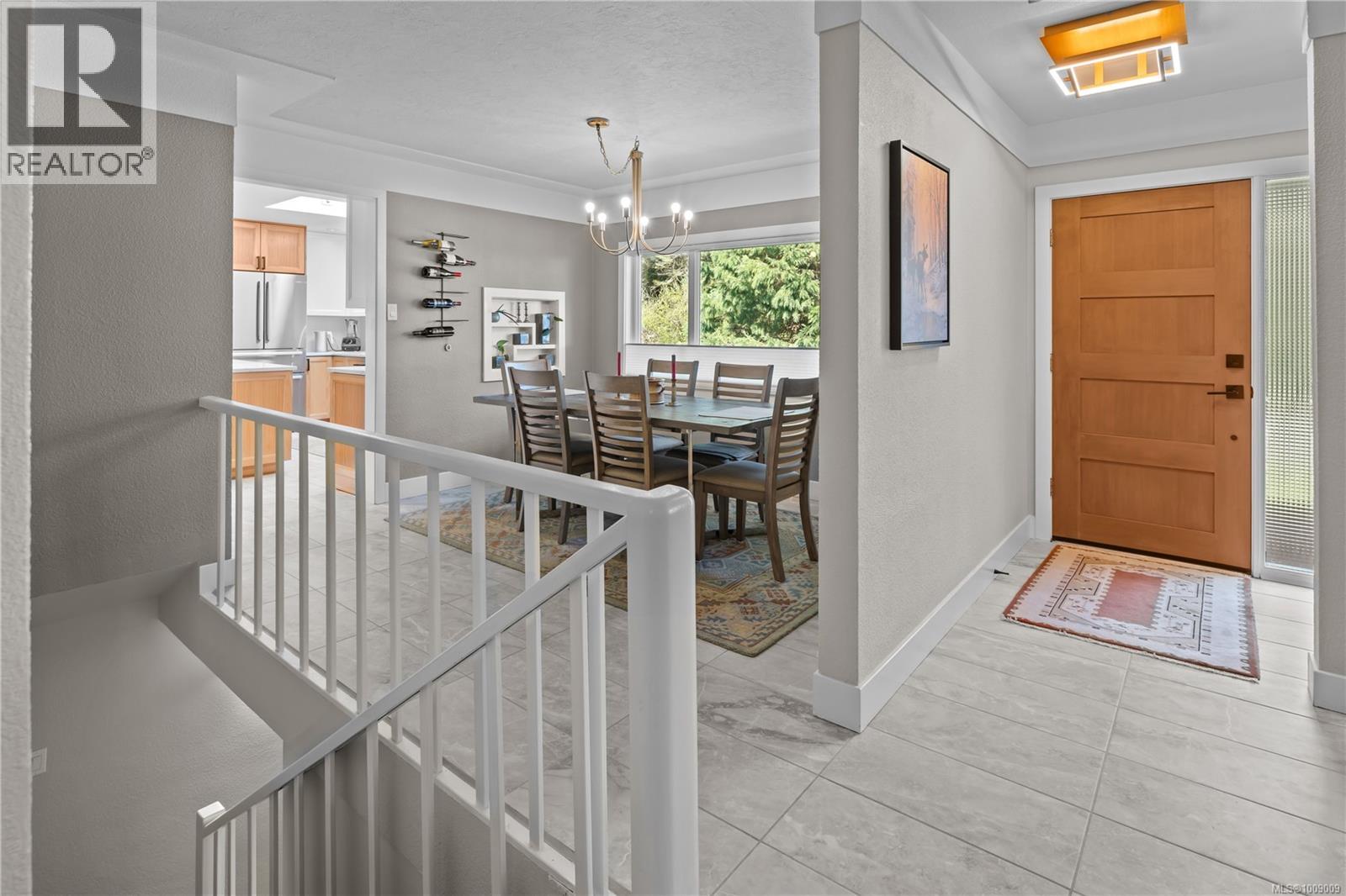 Photo 6 of 2879 Phyllis St, Saanich BC