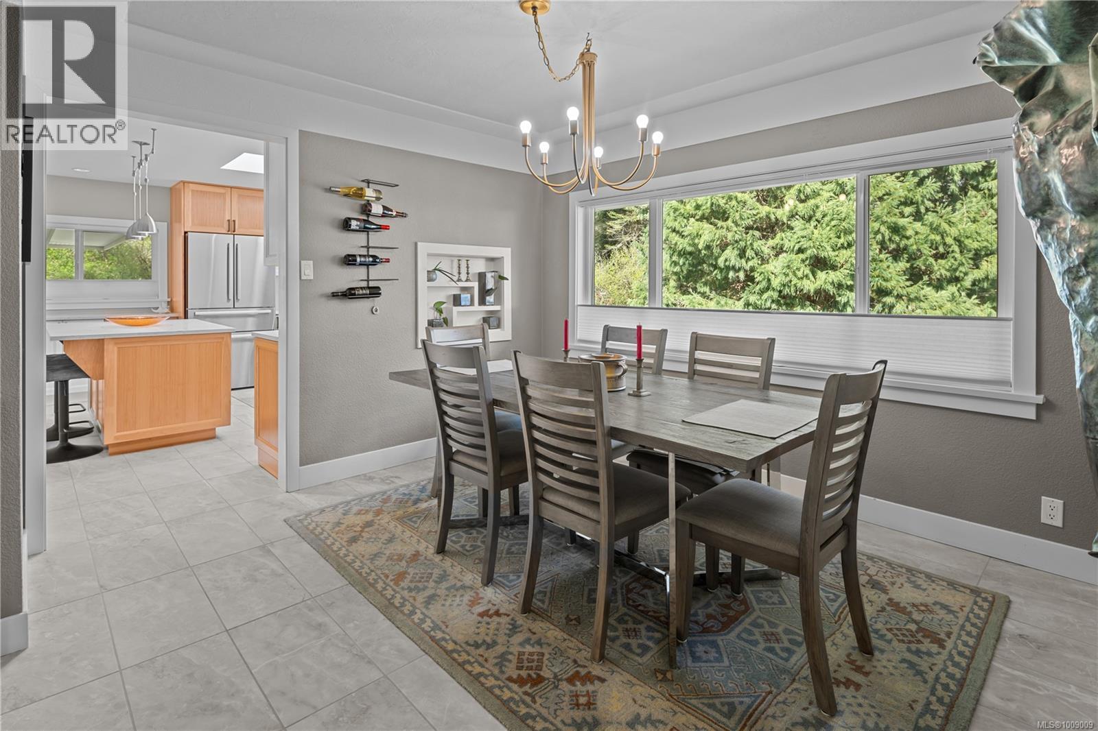 Photo 7 of 2879 Phyllis St, Saanich BC
