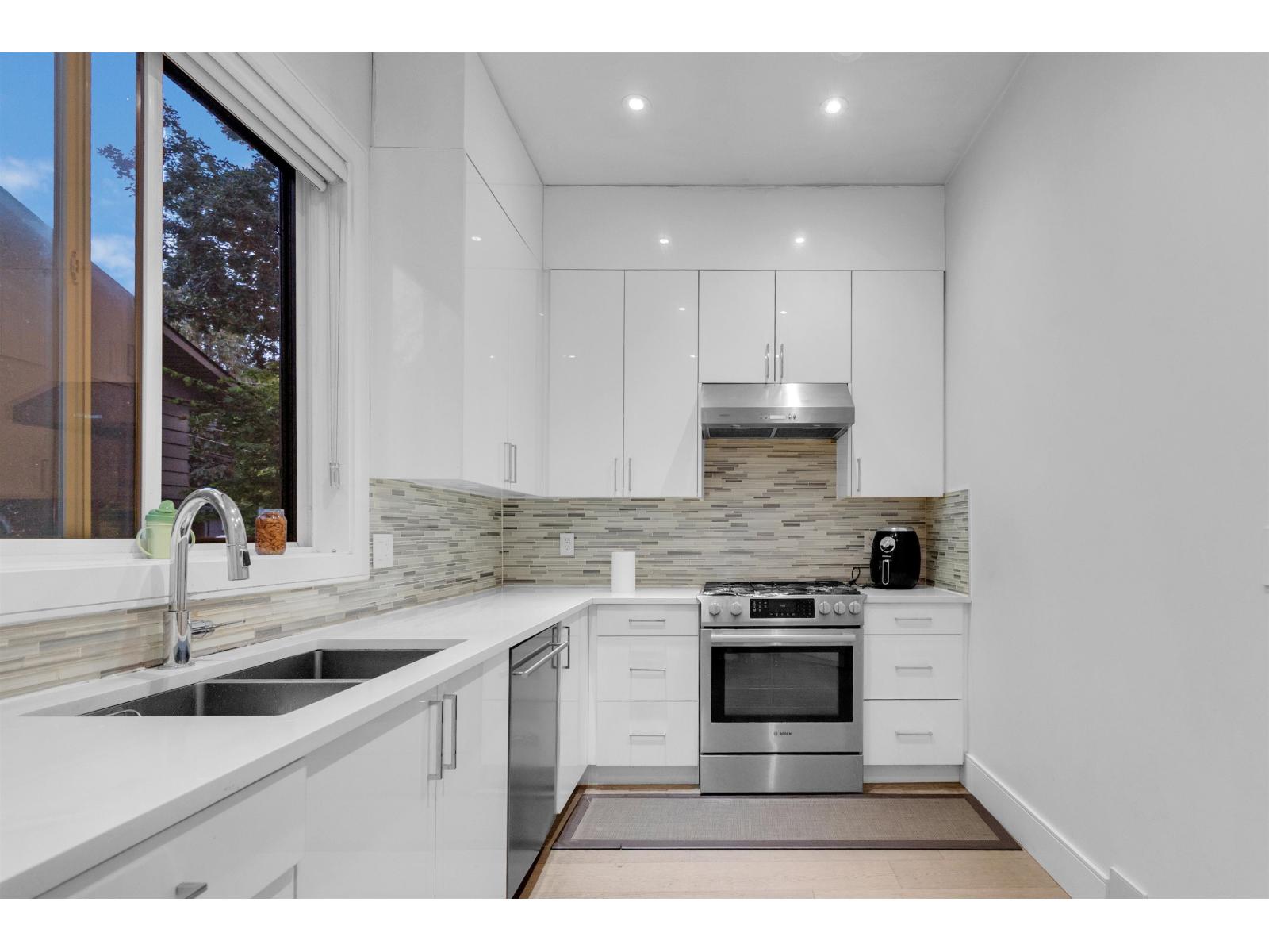 Photo 18 of 1440 Maple Street, White Rock BC