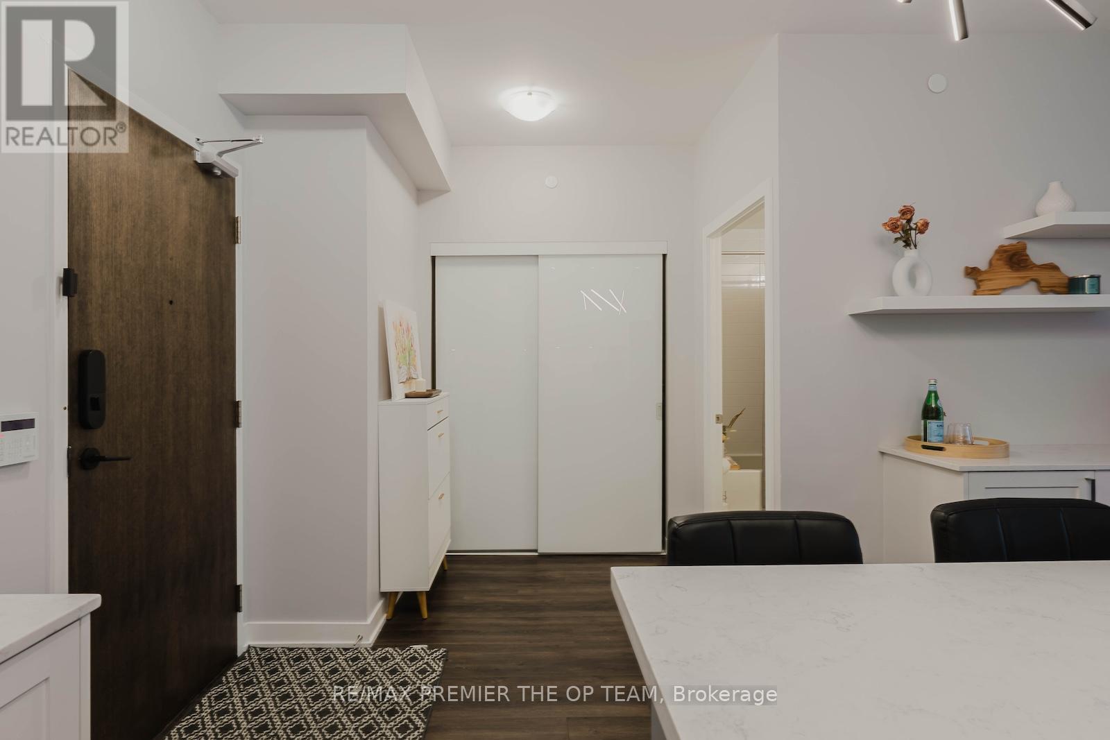 Photo 7 of 707 100 Eagle Rock Way, Vaughan ON