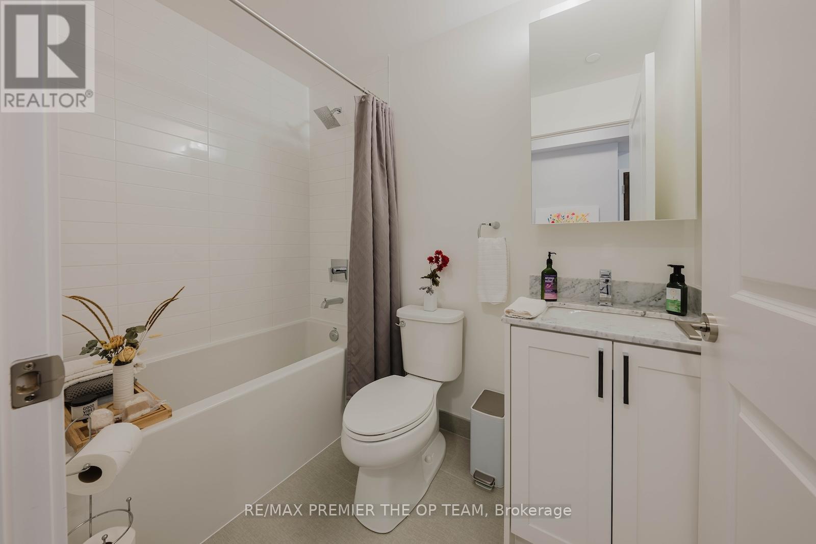 Photo 8 of 707 100 Eagle Rock Way, Vaughan ON
