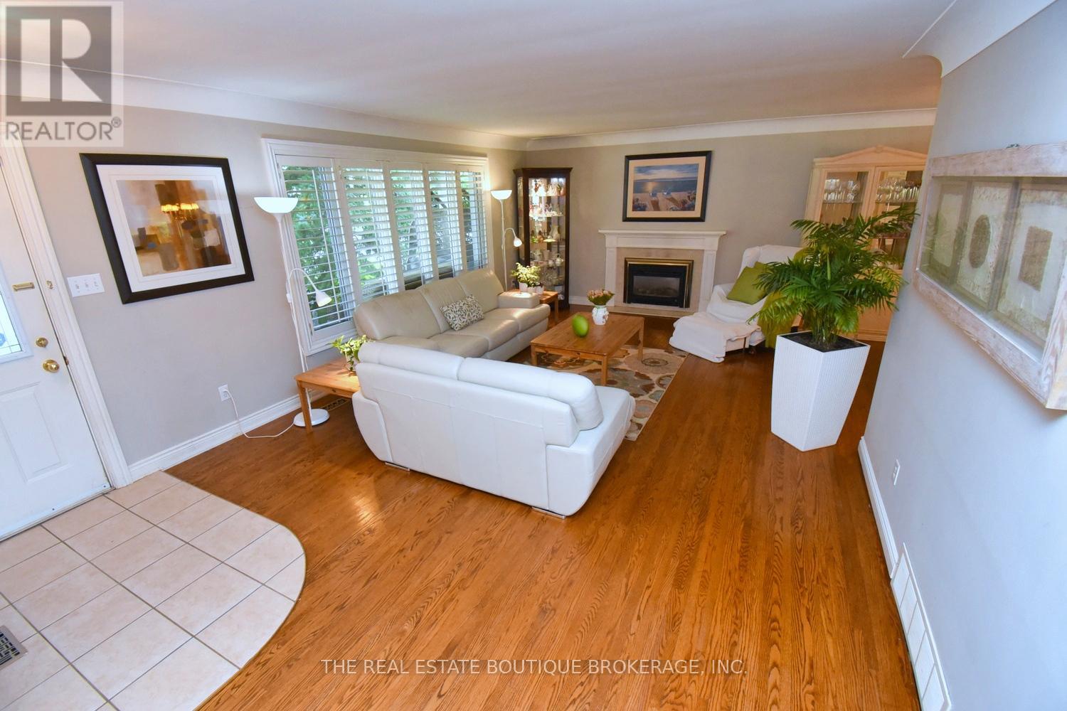 Photo 2 of 4131 Lorraine Crescent, Burlington ON
