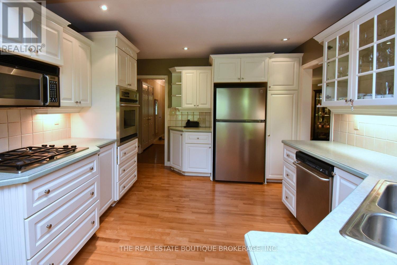 Photo 15 of 4131 Lorraine Crescent, Burlington ON