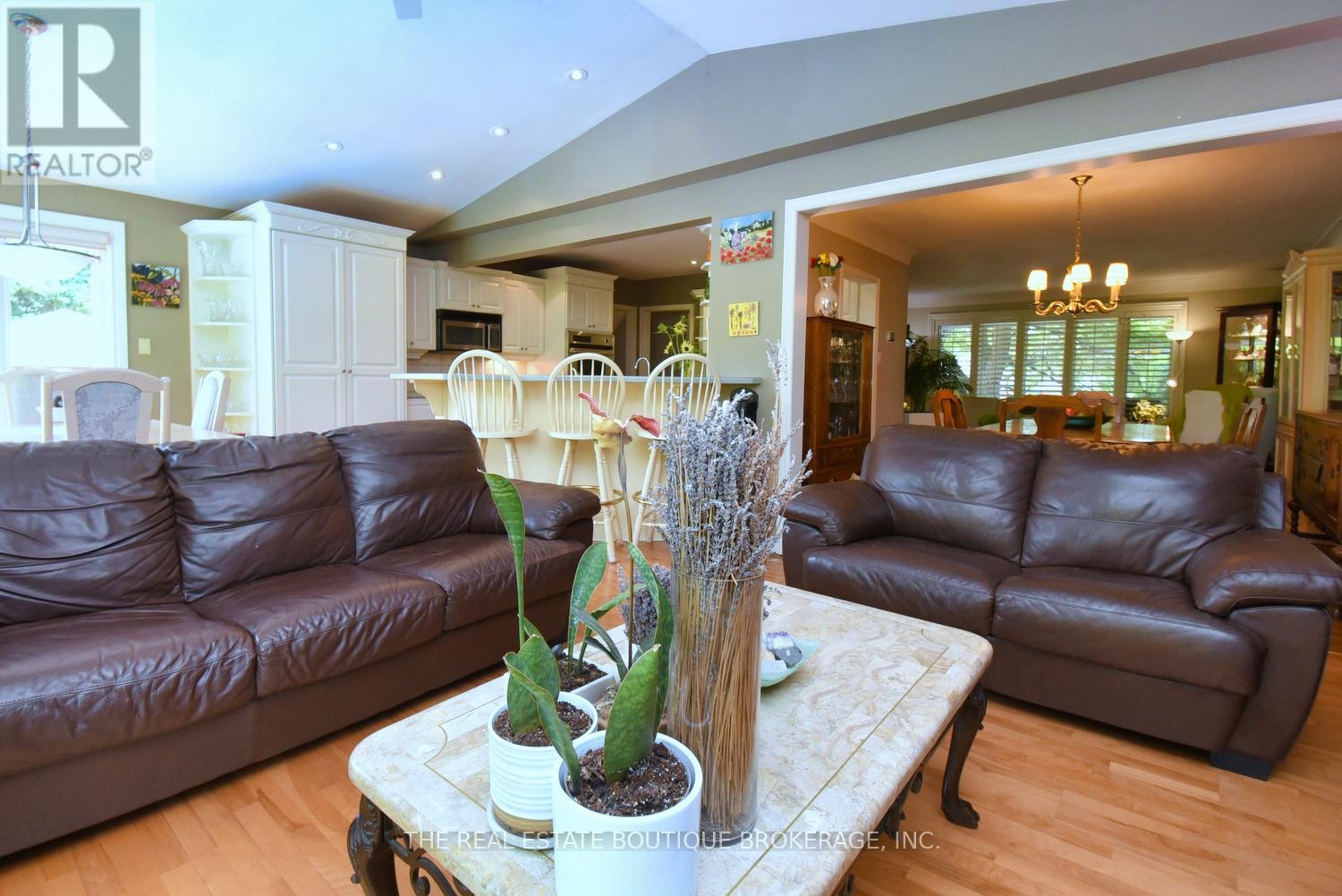Photo 10 of 4131 Lorraine Crescent, Burlington ON