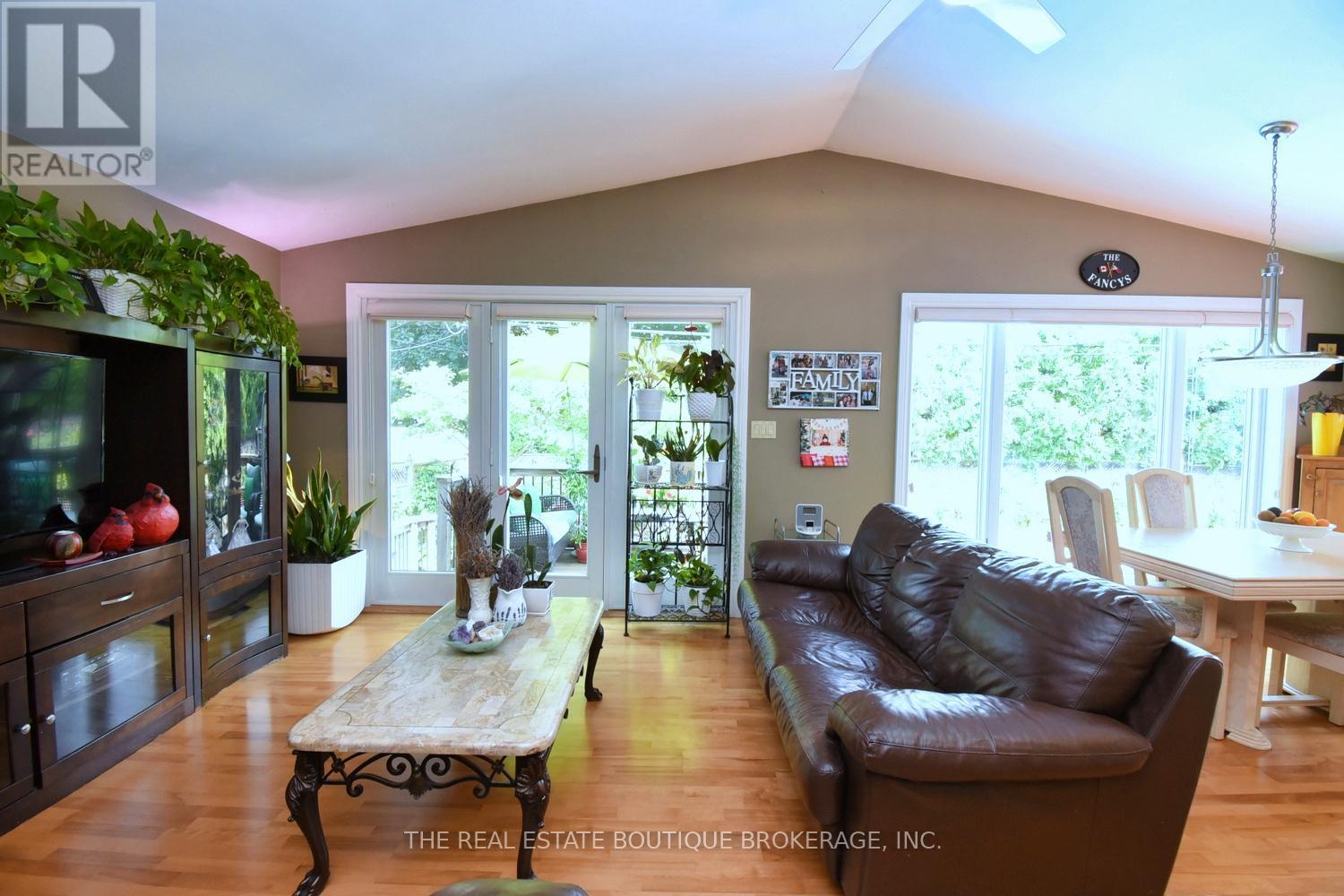 Photo 42 of 4131 Lorraine Crescent, Burlington ON