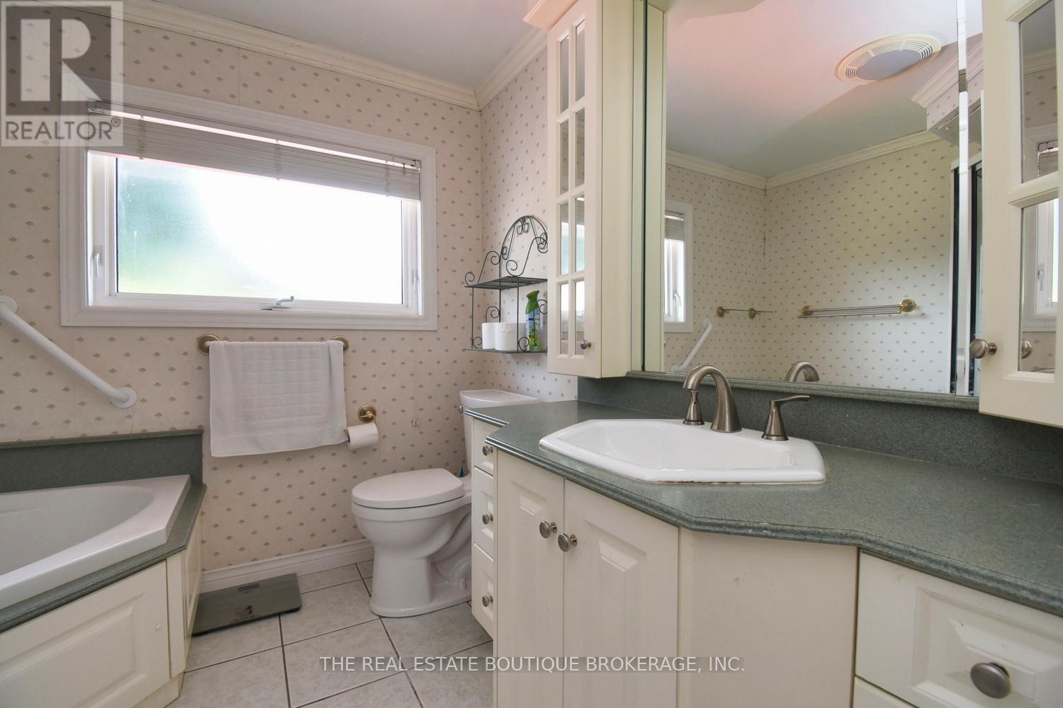 Photo 24 of 4131 Lorraine Crescent, Burlington ON