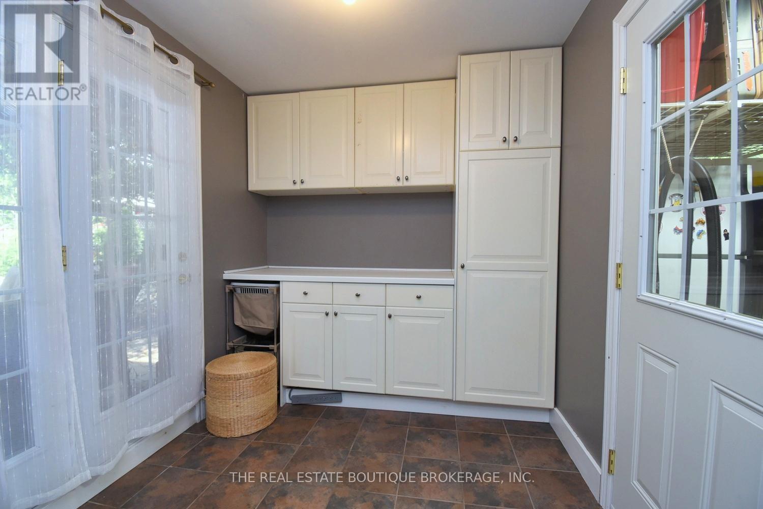 Photo 50 of 4131 Lorraine Crescent, Burlington ON