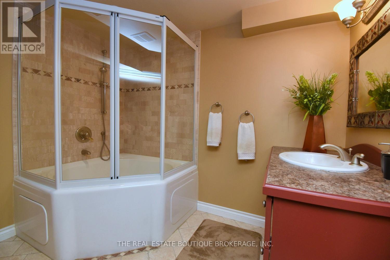 Photo 6 of 4131 Lorraine Crescent, Burlington ON