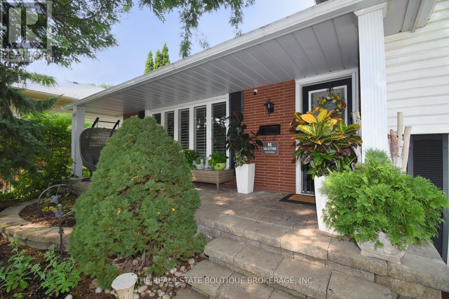 Photo 46 of 4131 Lorraine Crescent, Burlington ON