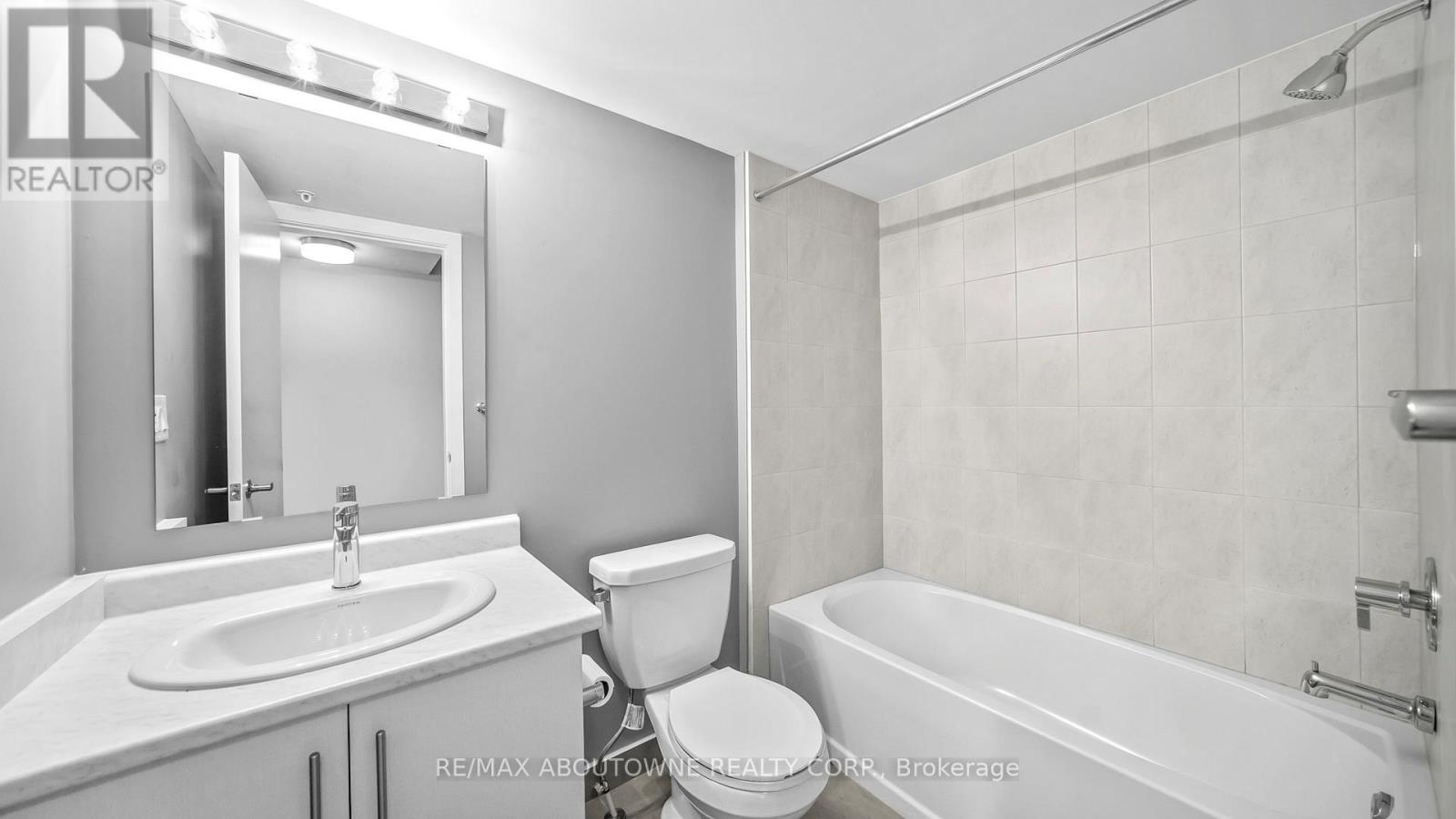 Photo 15 of 4 3473 Widdicombe Way, Mississauga ON