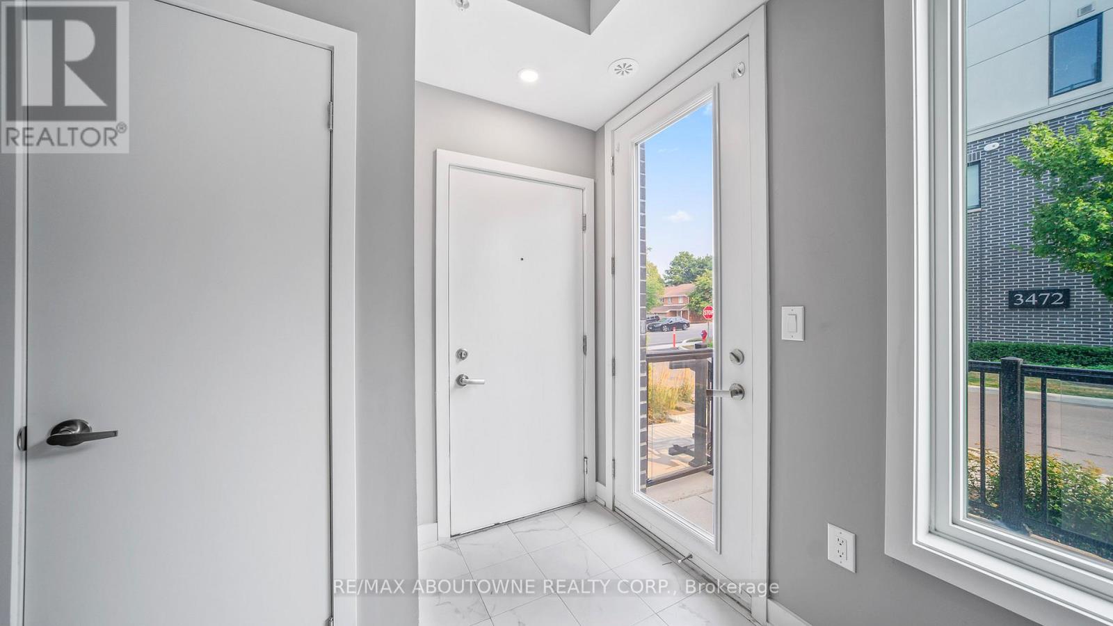 Photo 8 of 4 3473 Widdicombe Way, Mississauga ON