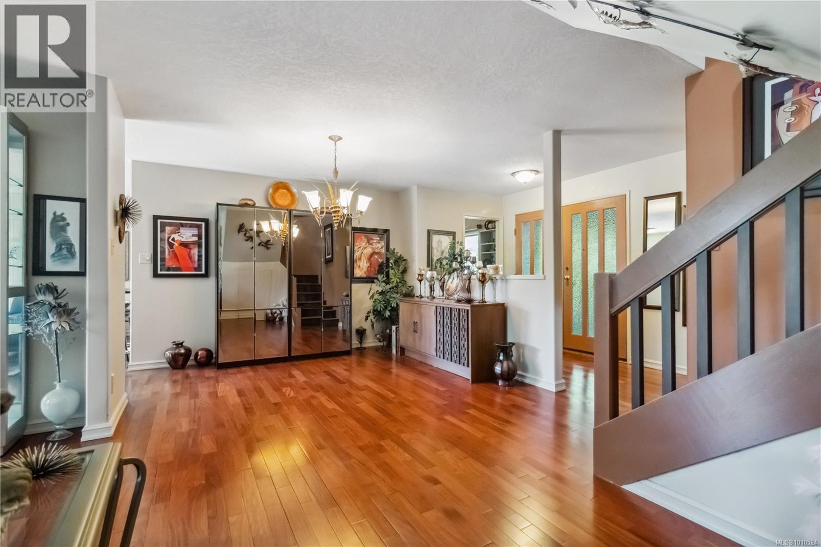 1 981 Fir Tree Glen, Saanich
