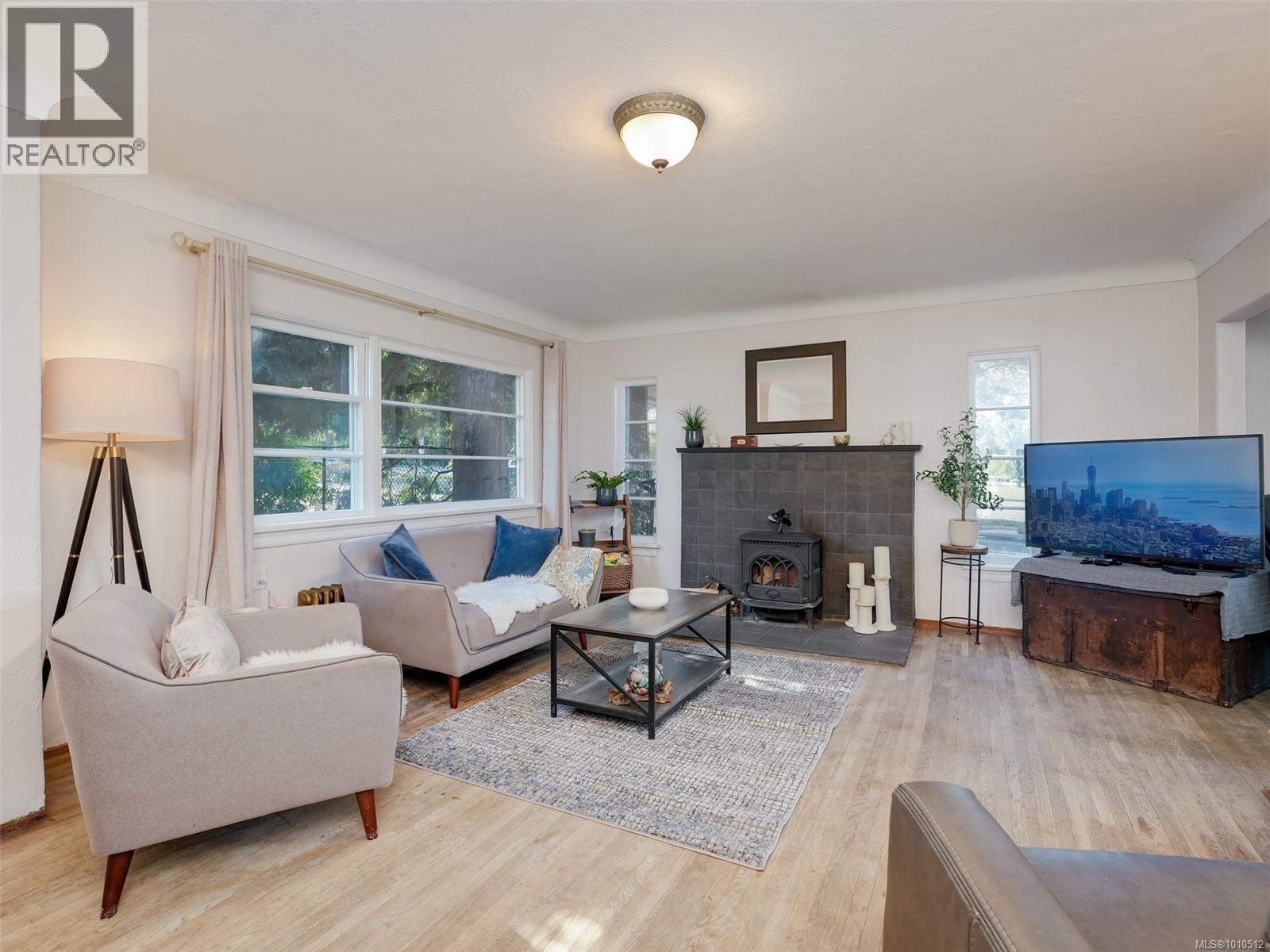 Photo 2 of 3102 Yew St, Victoria BC