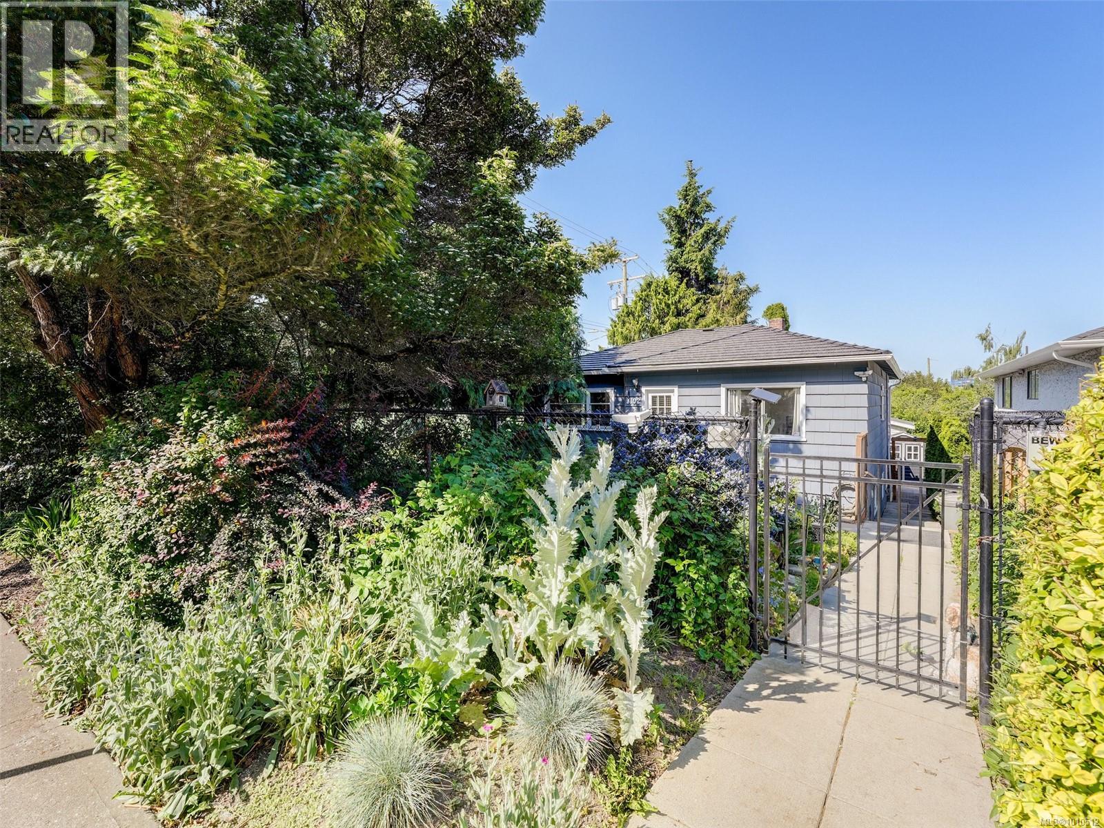 Photo 47 of 3102 Yew St, Victoria BC
