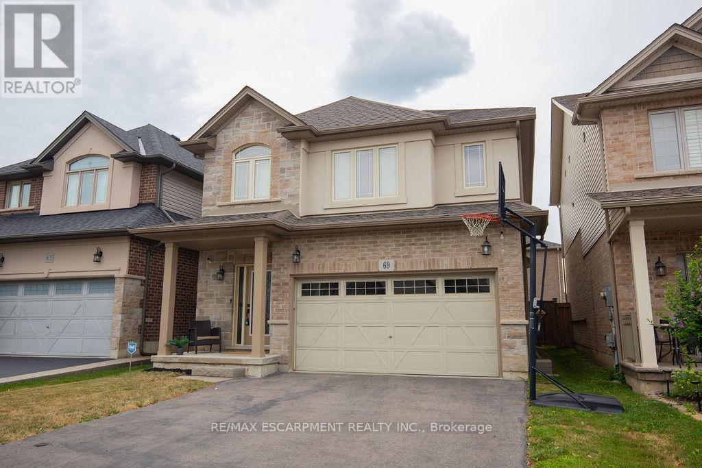 Photo 3 of 69 Winslow Way, Hamilton ON