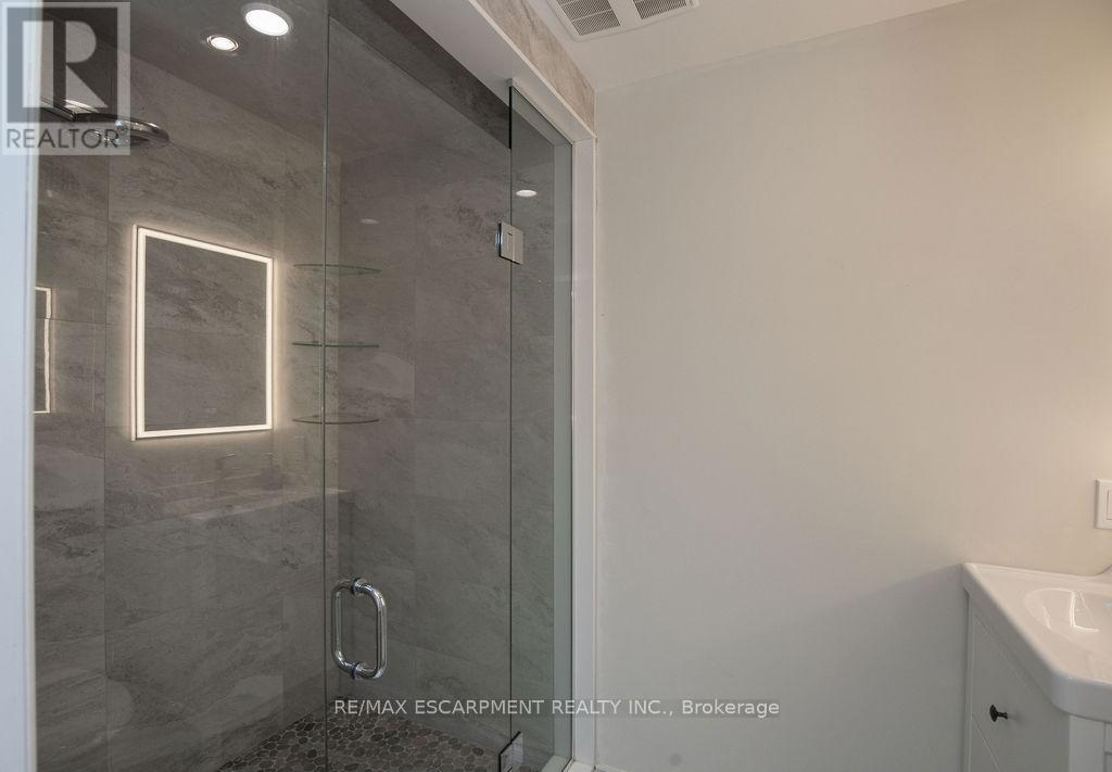 Photo 39 of 69 Winslow Way, Hamilton ON