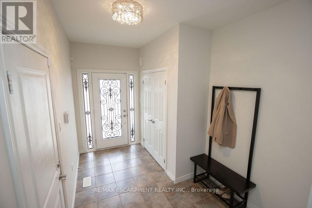 Photo 5 of 69 Winslow Way, Hamilton ON